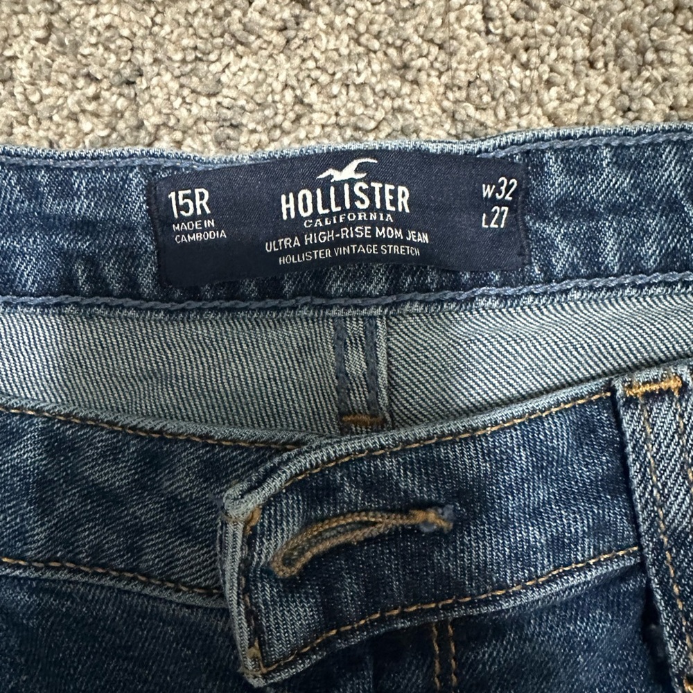 Hollister Ultra High-Rise Mom Jeans